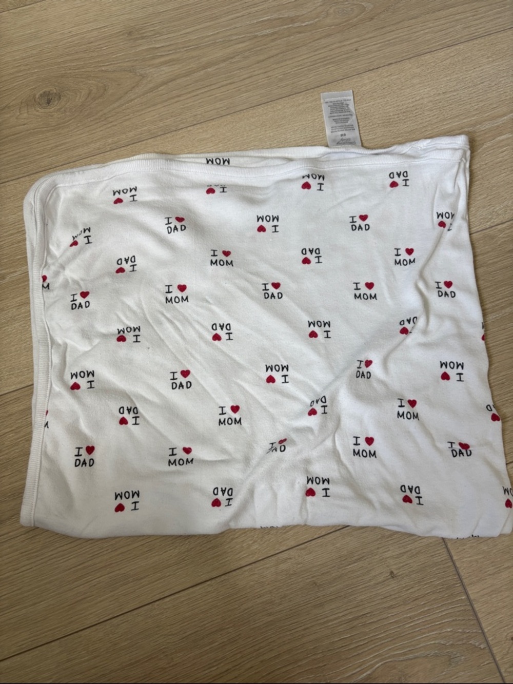 White Baby Blanket with 'I ♥ Mom / I ♥ Dad' Print